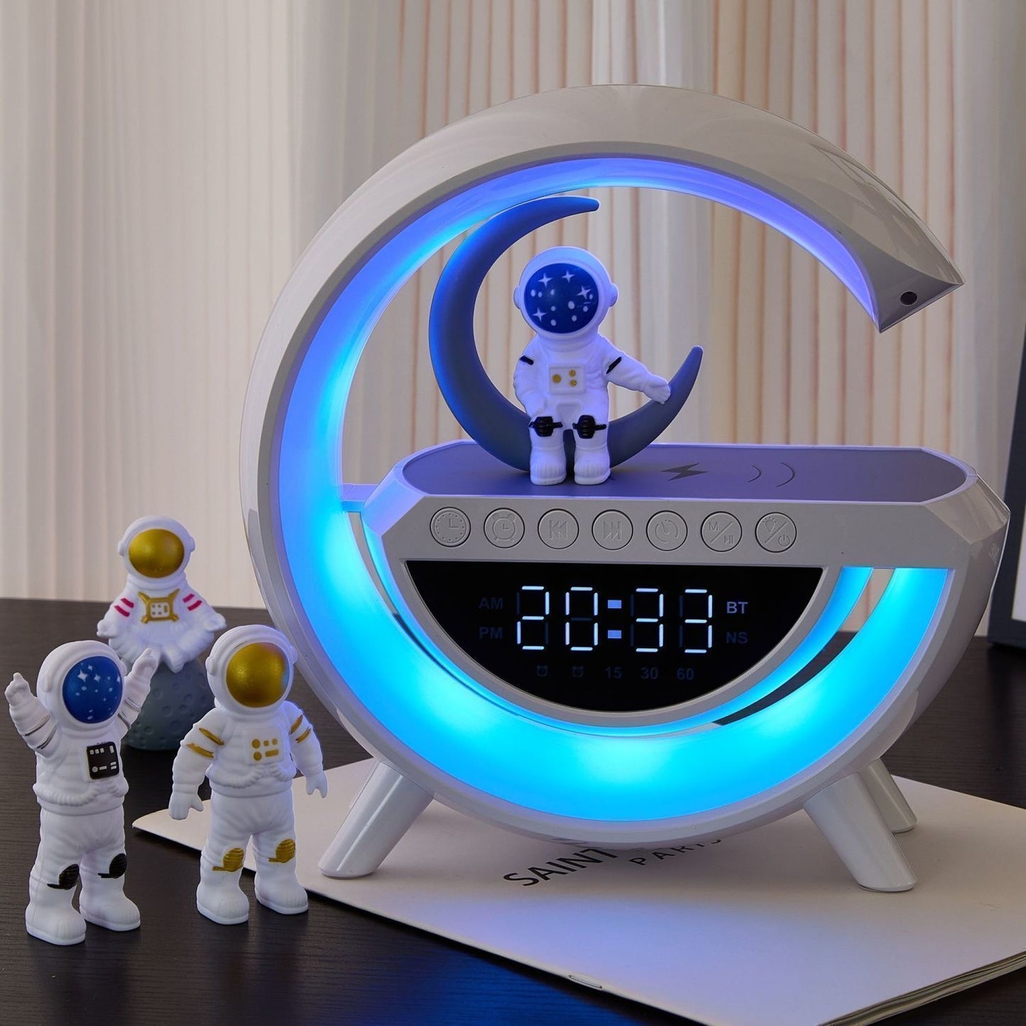 chargeur sans fil + réveil + lumière d’ambiance + enceinte Bluetooth + horloge