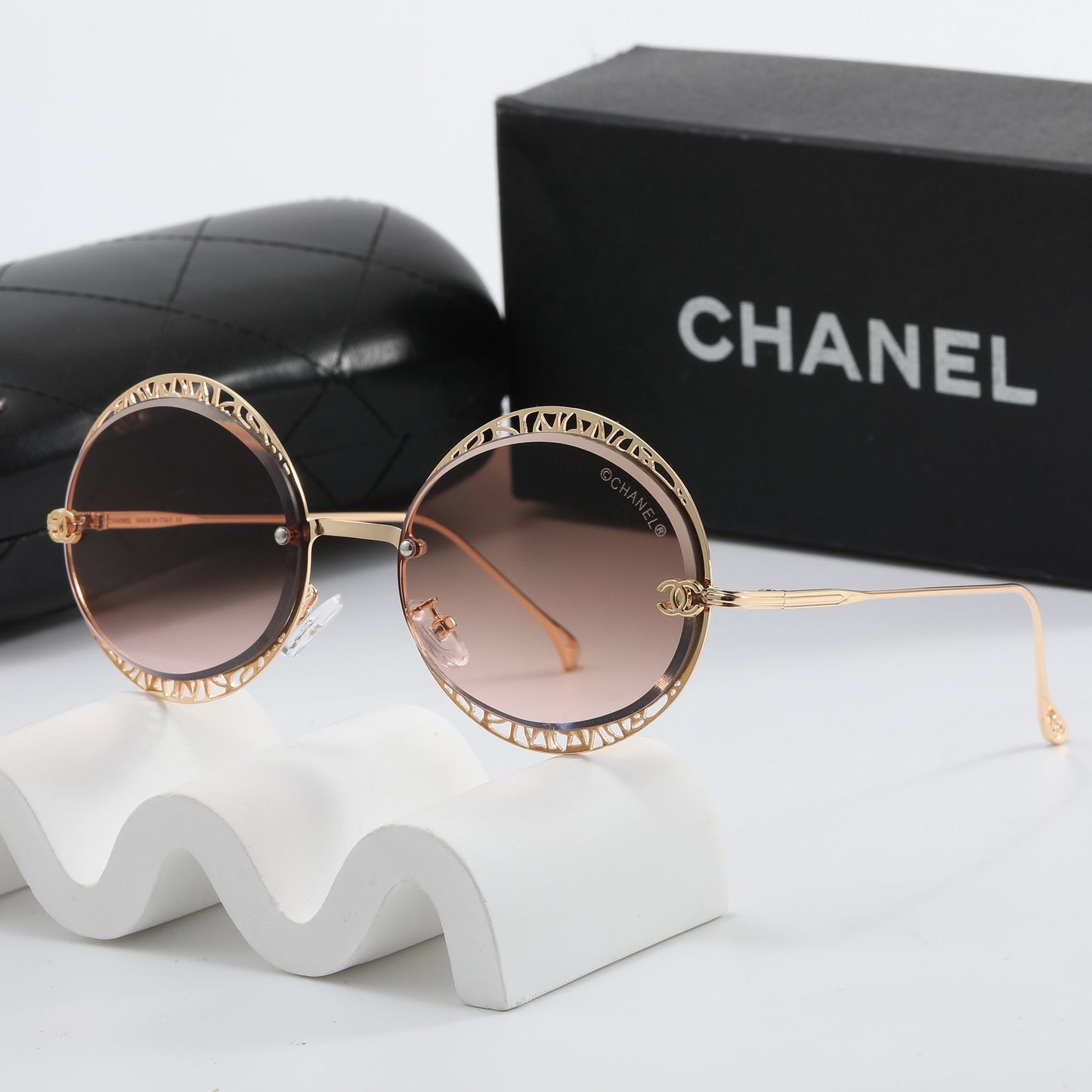 LUNETTE CHANEL AVEC BOÎTE  🗃️