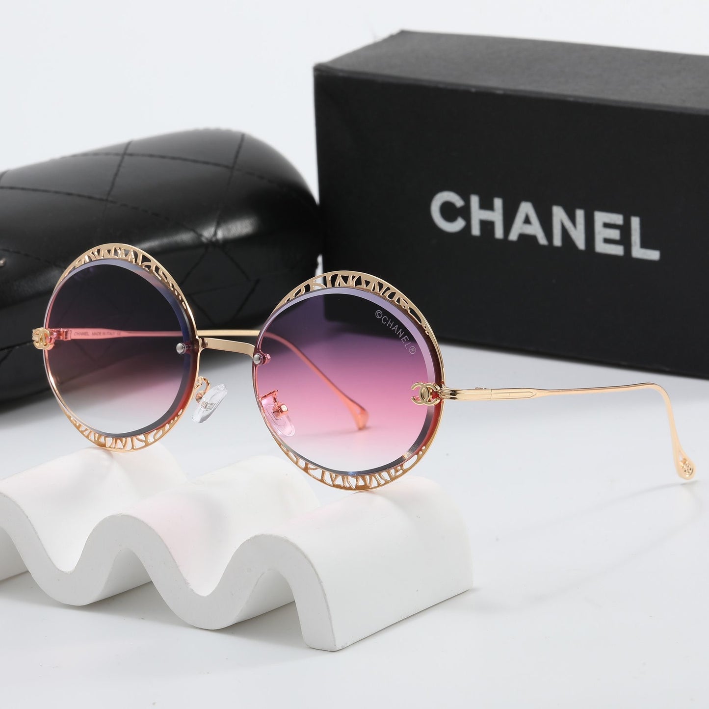 LUNETTE CHANEL AVEC BOÎTE  🗃️