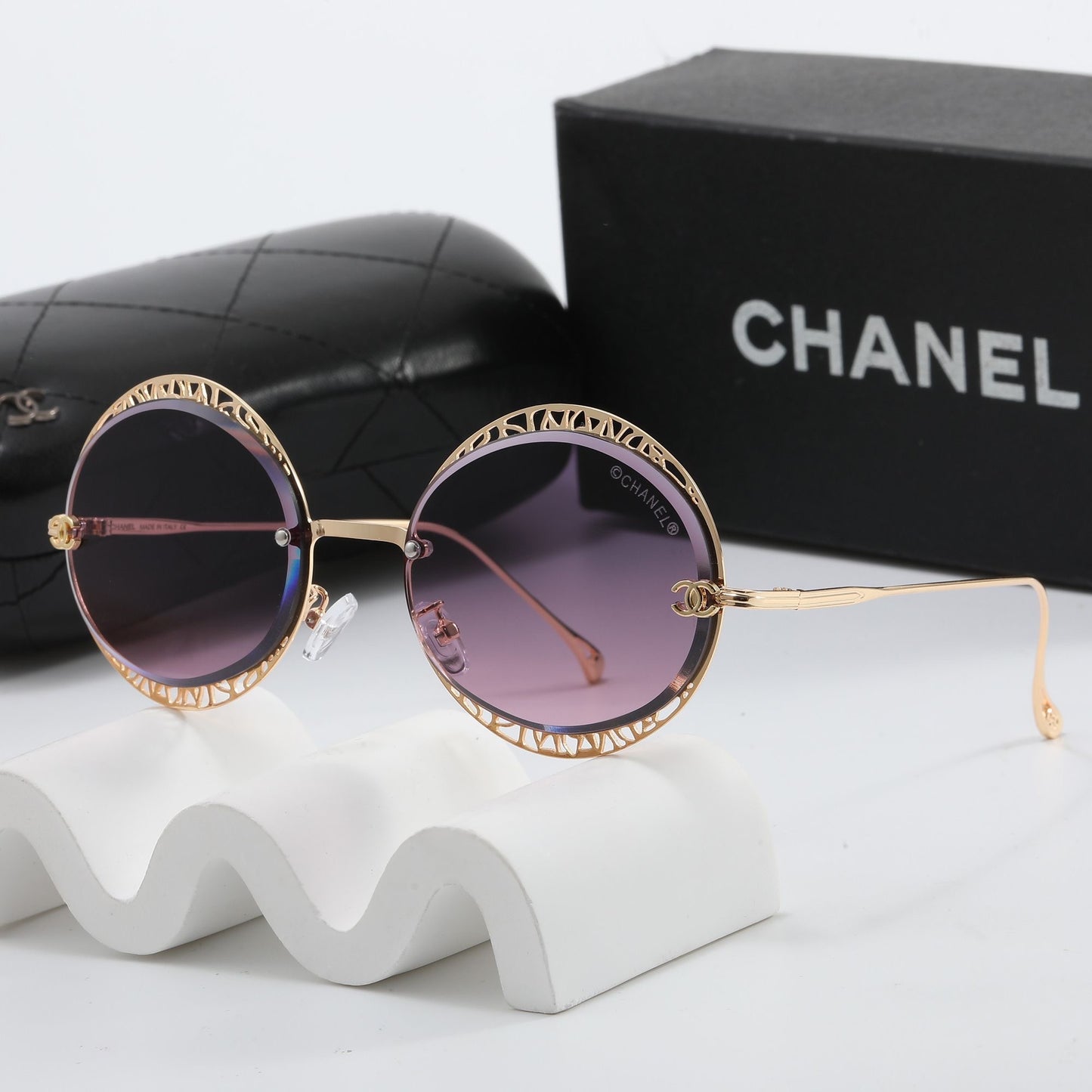 LUNETTE CHANEL AVEC BOÎTE  🗃️