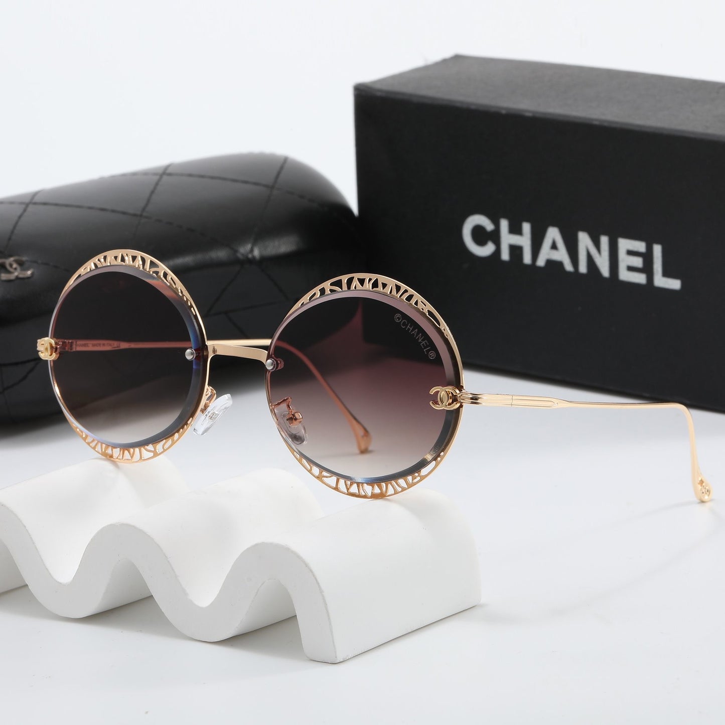 LUNETTE CHANEL AVEC BOÎTE  🗃️