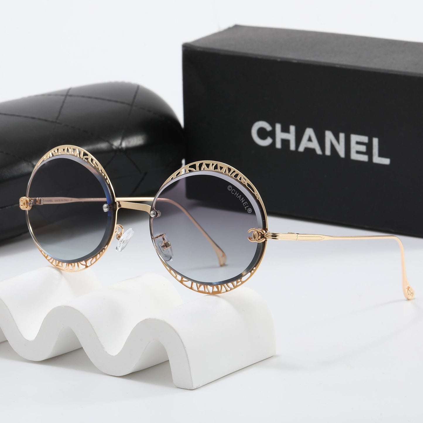 LUNETTE CHANEL AVEC BOÎTE  🗃️